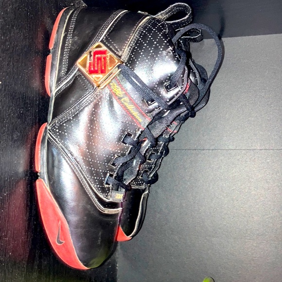 Zoom LeBron 5’s “black varsity crimson”